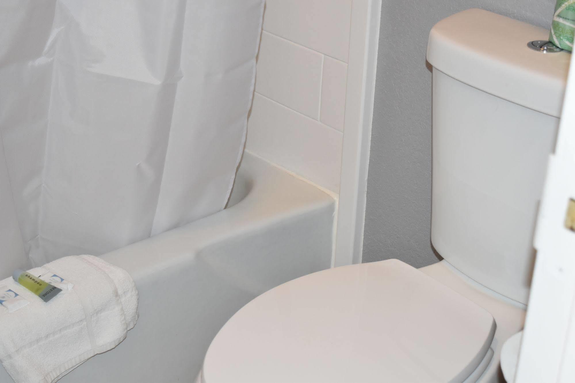 Woodfield Inn And Suites Yoakum Esterno foto