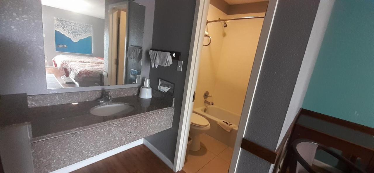 Woodfield Inn And Suites Yoakum Esterno foto