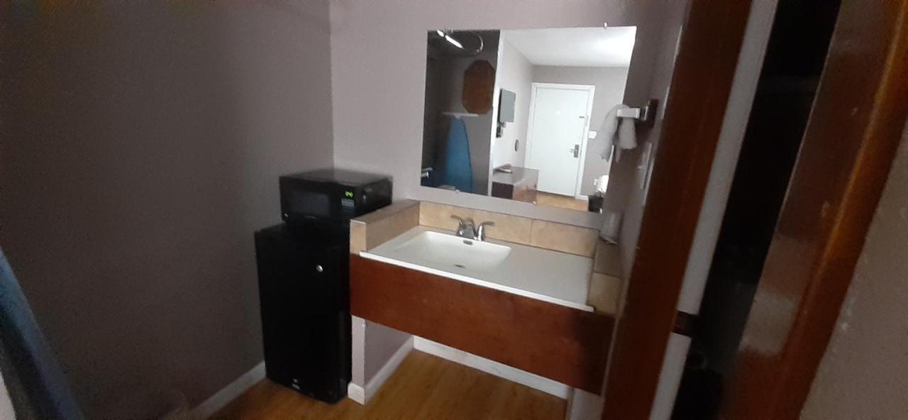 Woodfield Inn And Suites Yoakum Esterno foto